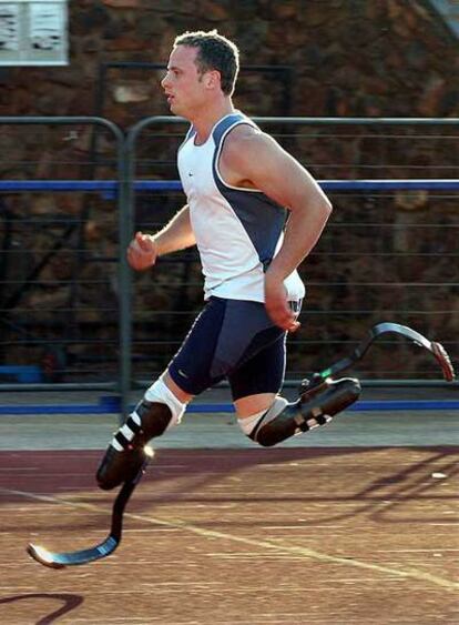 Pistorius corre los 400 metros contra atletas no discapacitados en la reunión de la Liga de Oro de Roma en 2007.