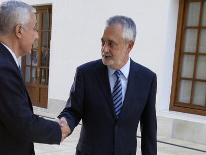 Arenas felicita a Griñán tras la aprobación en el pleno del Parlamento de crear una comisión de investigación sobre los ERE.