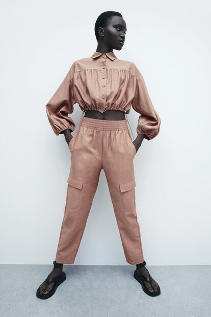 En rosa salmón y con una cintura elástica extra ancha, estos pantalones cargo desmontan a los típicos de inspiración militar para conseguir un look más refinado. Son de Zara y cuestan 25,95€.
