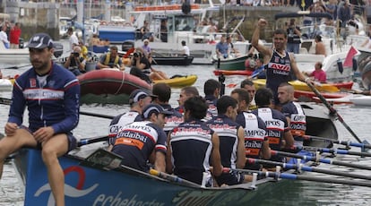 La tripulación de Urdaibai celebra el triunfo en La Concha.
