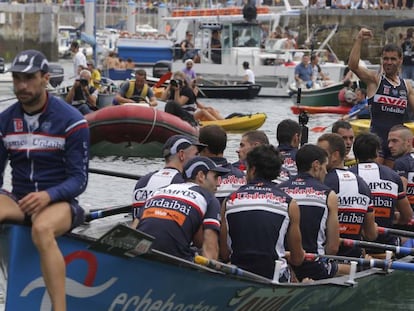 La tripulación de Urdaibai celebra el triunfo en La Concha.