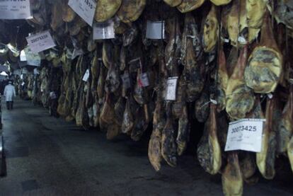 Secadero de jamones de la empresa Sánchez Romero Carvajal en Jabugo (Huelva). El jamón ibérico es cada vez más apreciado fuera de España.