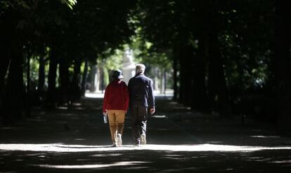 Unos jubilados pasean por el Retiro. 