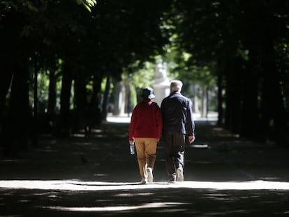 Unos jubilados pasean por el Retiro. 