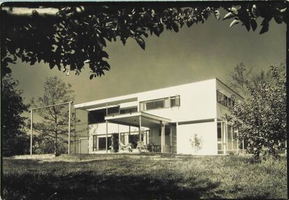 Ise Gropius, en la casa de Lincoln, Massachusetts, proyectada por Walter Gropius. 1938.