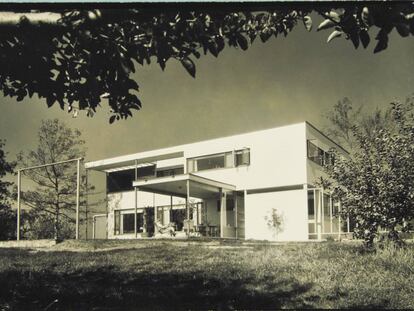 Ise Gropius, en la casa de Lincoln, Massachusetts, proyectada por Walter Gropius. 1938.