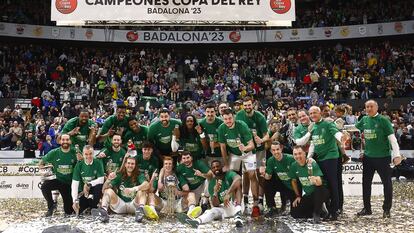 La plantilla de Unicaja con el trofeo de campeones de la Copa del Rey en 2023.