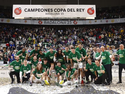 La plantilla de Unicaja con el trofeo.