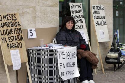 Pascuali pinteño, ayer, ante la sede de la Seguridad Social de Elda, donde ha iniciado una huelga de hambre.