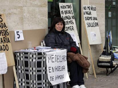 Pascuali pinteño, ayer, ante la sede de la Seguridad Social de Elda, donde ha iniciado una huelga de hambre.