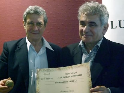 Atxaga (derecha), con el miembro del jurado Valentín Fernández.