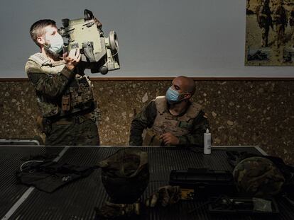 Legionarios de la décima compañía de la VIII Bandera Colón de la brigada en Almería limpian sus armas.