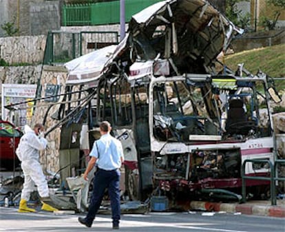 Los restos del autobús en el que murieron 16 personas en un atentado suicida en la ciudad israelí de Haifa.