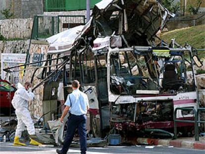 Los restos del autobús en el que murieron 16 personas en un atentado suicida en la ciudad israelí de Haifa.