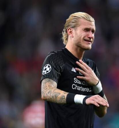 El portero del Liverpool, Karius, lamenta los errores cometidos en la final de la Champions contra el Real Madrid.