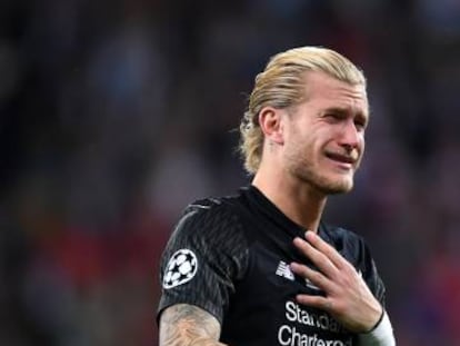 El portero del Liverpool, Karius, lamenta los errores cometidos en la final de la Champions contra el Real Madrid.