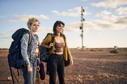 Julia Garner (izquierda) y Jessica Henwick, en 'Hotel Royal'.