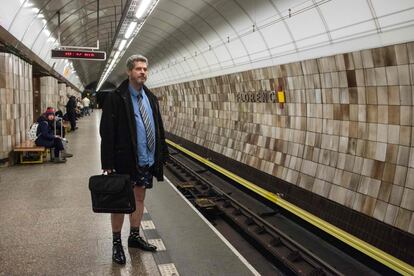 Las temperaturas fueron propicias para la edición 19 del tradicional "día sin pantalones en el metro" que se realiza en varias importantes ciudades del mundo. En la fotografía, un hombre sin pantalones se encuentra en una plataforma de Praga, durante el "Viaje en metro sin pantalones" el 12 de enero.