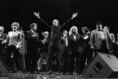 Joan Manuel Serrat saluda al público de un abarrotado Palau Sant Jordi (16.000 personas) al final del concierto que ofreció coincidiendo con el día de San Jordi, el día del libro y la rosa.