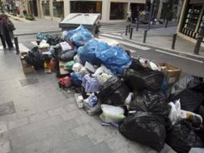 En algunas calles de la ciudad de Alicante todavía no se ha restablecido la normalidad en cuanto a la recogida de las basuras.