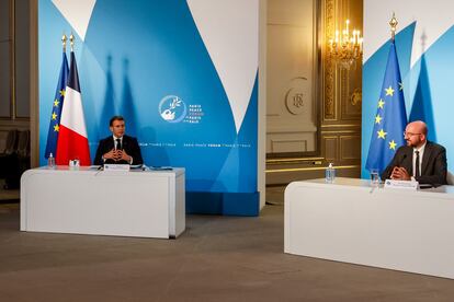 El presidente francés, Emmanuel Macron, y el presidente del Consejo Europeo, Charles Michel, en el palacio del Elíseo, en París, en noviembre de 2020.