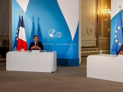 El presidente francés, Emmanuel Macron, y el presidente del Consejo Europeo, Charles Michel, en el palacio del Elíseo, en París, en noviembre de 2020.