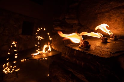 Cuando oscurece, son los hombres los encargados de encenderlos y mantenerlos para guiar el paso de la imagen de la Virgen.