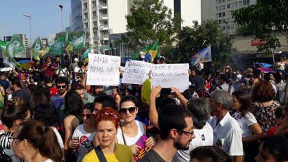 Manifestantes no Largo da Batata, em São Paulo, com o cartaz: "Evangélicos contra Bolsonaro". 