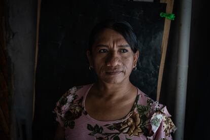 “Cuando trabajaba en una empacadora procesando camarón, los compañeros me llamaban por el nombre que me pusieron mis padres y no por el que yo me siento identificada como mujer", cuenta Eliss. "Eso era solo el principio, porque después venía el 'bullying' por vestirme y sentirme mujer”. En 2016 la ley ecuatoriana reconoció a las personas trans el derecho cambiar de nombre y de género en el registro civil.