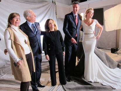 De izquierda a derecha, Al&iacute;cia S&aacute;nchez-Camacho, Alberto Palatchi, Soraya S&aacute;enz de Santamaria y Xavier Garc&iacute;a-Albiol, junto a una modelo de Pronovias.