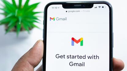 Móvil con el inicio de Gmail en la pantalla