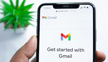 Móvil con el inicio de Gmail en la pantalla
