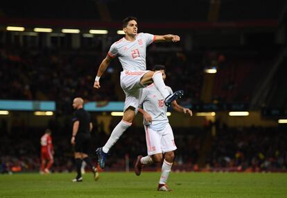 Marc Barta celebra el cuarto gol de España.