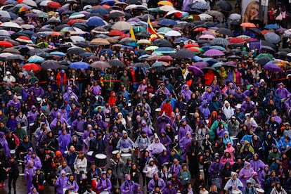 Centenares de personas durante la manifestación del 8M por el centro de Madrid.