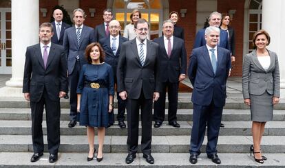 El Gobierno de Mariano Rajoy posan para la foto de familia a las puertas de La Moncloa.