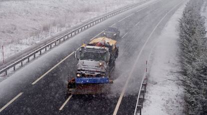 Un quitanieves limpia la Autovía de la Meseta a la altura de de Reinosa (Cantabria).