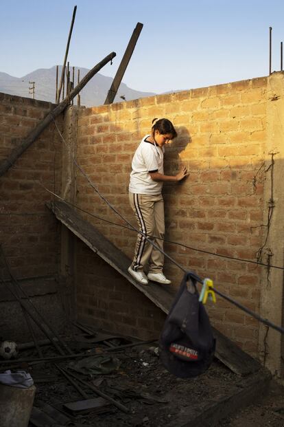 A Alix le gusta pasar tiempo en su rincón favorito de la casa: una tabla de madera podrida que hace las veces de rampa y le permite mirar por encima del muro de su casa y contemplar desde ahí la vida de su barrio.