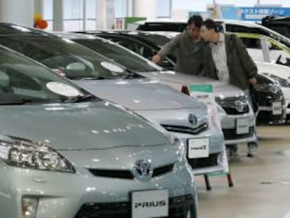 Los asistentes observan distintos modelos de vehículos híbridos en la sala de exposiciones de Toyota Motor Corp. en Tokio, Japón. EFE/Archivo