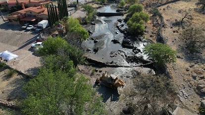 Una excavadora derriba un muro de las presas ilegales halladas en un rancho del exgobernador de Chihuahua, César Duarte.