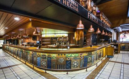 Interior del bar La Cervecería Estrella de Galicia, ubicado en A Coruña.