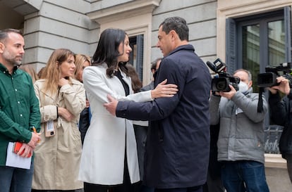 Arrimadas saluda al presidente de la Junta de Andalucía, Juanma Moreno, durante el acto institucional por el Día de la Constitución en el Congreso, el martes pasado.