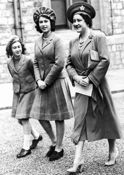 La princesa Isabel, en el centro, junto a su madre y su hermana, son fotografiadas en el palacio de Windsor, en su 16 aniversario.