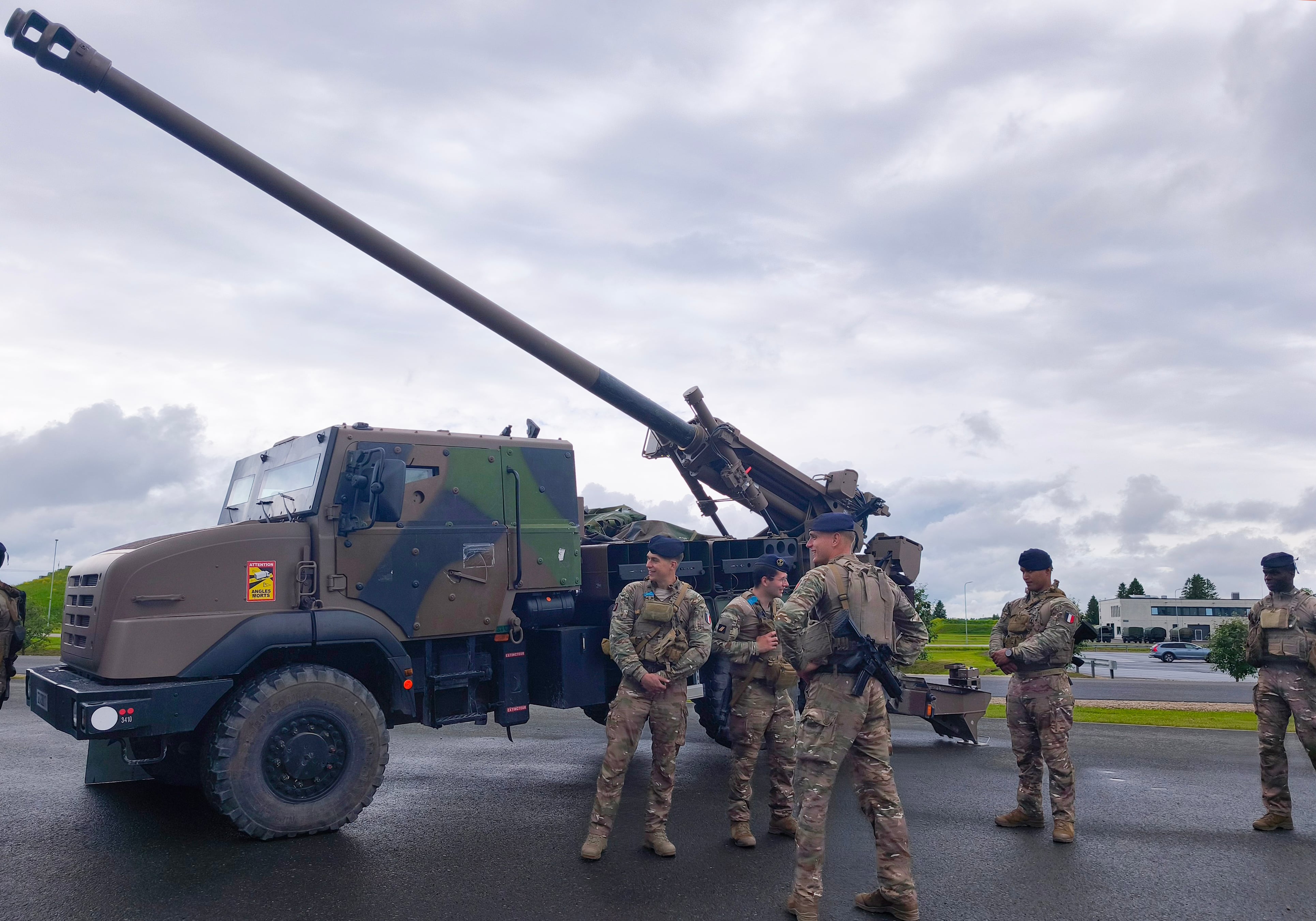 Tropas estonias y de la OTAN en la base conjunta en Tapa, a 100 kilómetros de la frontera de Estonia con Rusia, el pasado 15 de junio. 
