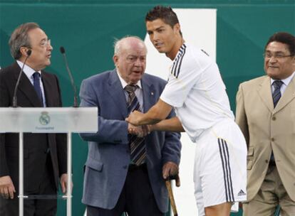 Cristiano Ronaldo saluda a Alfredo Di Stéfano junto a Florentino Pérez, a la izquierda, y Eusebio.