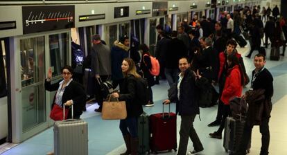 Asistentes del MWC abandona la feria a través del metro de Barcelona.