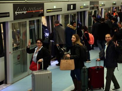 Asistentes del MWC abandona la feria a trav&eacute;s del metro de Barcelona.