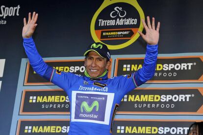 nairo Quinta, líder, en el podio de la Tirreno-Adriático.