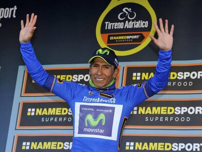 nairo Quinta, líder, en el podio de la Tirreno-Adriático.