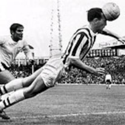 Jeff Astle, en uno de sus característicos remates de cabeza.