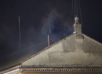 El humo de la primera fumata del Cónclave para elegir al sucesor de Benedicto XVI ha salido negro, a las 19.41 horas, lo que indica que no ha sido elegido el nuevo Papa tras la primera votación realizada por los 115 cardenales electores del Colegio Cardenalicio que se han encerrado en la Capilla Sixtina.